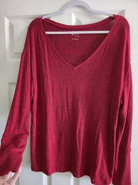 Marled V-Neck Sweater in Deep Red